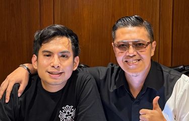 Pertemuan musisi Okin dan pengusaha Hendy Setiono yang sepakat damai perihal bisnis makanan mereka, di salah satu restoran di Jakarta, pada pertengahan Maret 2025.