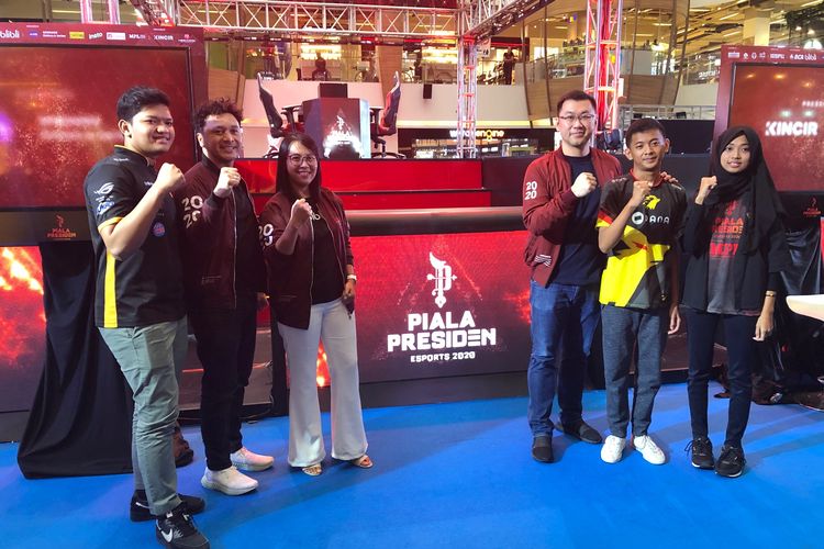 (Kiri-Kanan) Perwakilan atlet Free Fire dari tim RRQ Richard Wiliam, Ketua Panitia Penyelenggara Piala Presiden Esports 2020 Giring Ganesha, Associate Vice President of Social Media & Community Blibli.com Lani Rahayu, CEO Indonesia Esports Premier League (IESPL) Ronny W. Sugiadha, perwakilan atlet PES Rizky Faidan, perwakilan atlet Mobile Premiere League (MPL) Ani Wulandari.