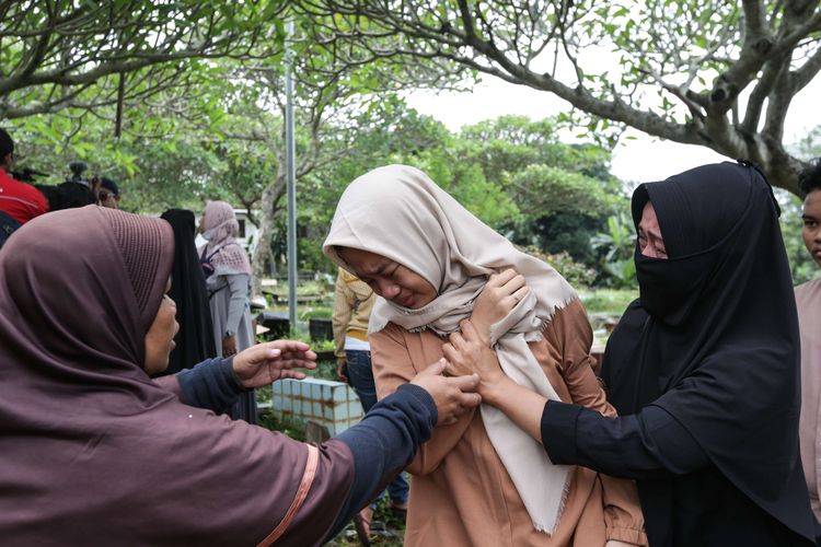 Suasana haru saat pemakaman salah satu korban robohnya tembok sekolah MTsN 19 Pondok Labu, Jakarta, Dendis Al Latif  di TPU Kampung Kandang, Jakarta Selatan, Jumat (7/10/2022) . Peristiwa ini mengakibatkan 3 orang siswa meninggal dunia dan 3 lainnya luka-luka.