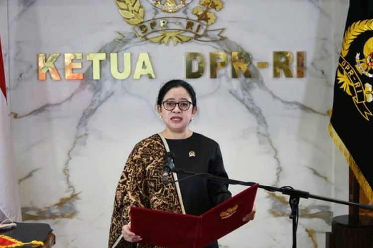 Ketua Dewan Perwakilan Rakyat (DPR) Republik Indonesia (RI) Puan Maharani saat membacakan naskah Pembukaan UUD 1945 dalam Upacara Peringatan Hari Lahir Pancasila di Gedung Pancasila, Jakarta, pada Selasa (1/6/2021).