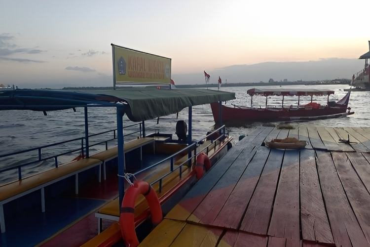 Kapal wahana  di Anjungan Teluk Kendari, Sulawesi Tenggara