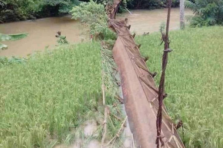 Sebuah jembatan gantung di Kabupaten Lebak, Provinsi Banten dilaporkan putus saat dilintasi belasan siswa SMP. Sedikitnya 9 orang dilaporkan terluka.