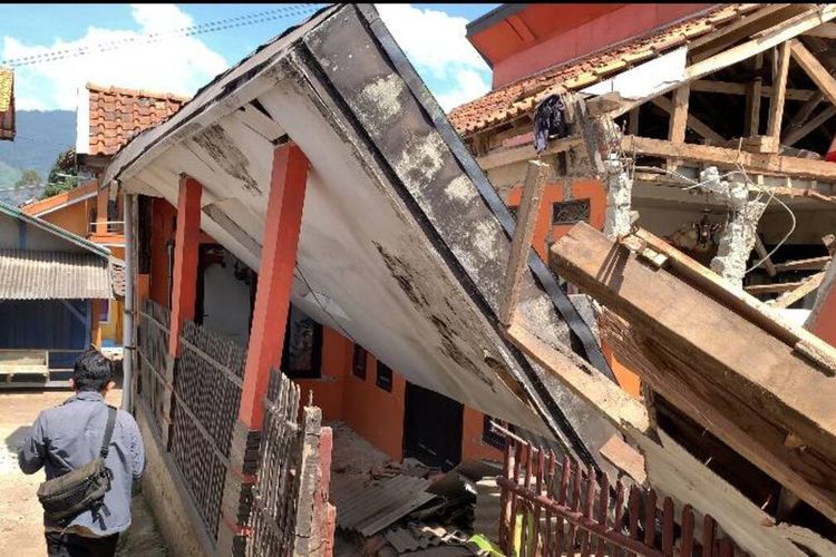 Reni Herwati (47) warga Desa Cibeureum, Kecamatan Kertasari, Kabupaten Bandung, Jawa Barat, saat diwawancarai terkait rumahnya yang hancur akibat gempa 4,9 magnitudo yang menngguncang pada Rabu pagi