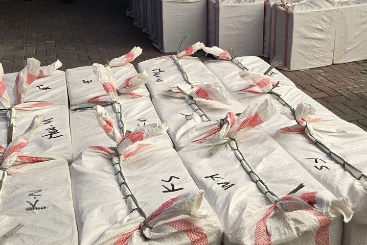 Inilah ribuan bungkus rokok ilegal yang berhasil diamankan dari sebuah truk bok yang ditangkap tim Bea Cukai Madiun di ruas tol Surabaya-Madiun, kilometer 610, Jumat (26/9/2025).   