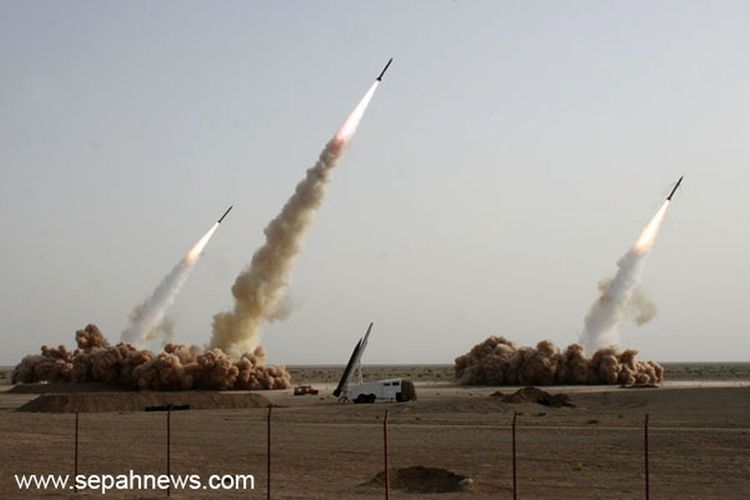 Foto yang dirilis pada 10 Juli 2008 oleh situs berita Garda Revolusi Iran, Sepah News, memperlihatkan tiga rudal meluncur di udara dari lokasi yang dirahasiakan pada 9 Juli 2008.
