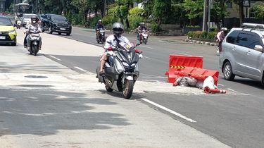 Bahaya! Jalan Rusak di DI Panjaitan Jaktim Bikin Pemotor Nyaris Jatuh
