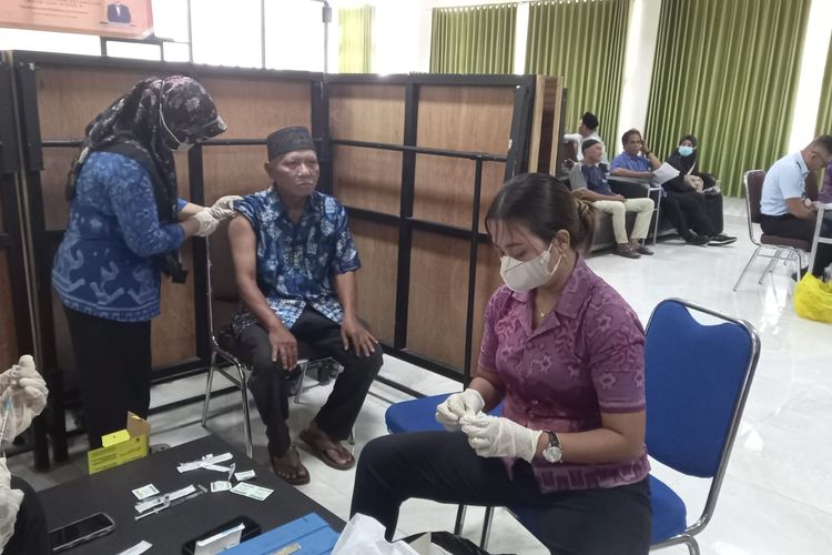 Persiapan Akhir Jelang Keberangkatan, 109 Calon Jemaah Haji Buleleng Jalani Vaksinasi Meningitis dan Polio