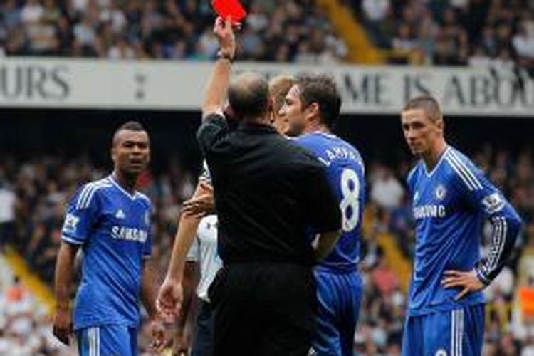 Penyerang Chelsea Fernando Torres (kanan) mendapat kartu merah, pada pertangan Premier League melawan Tottrnham Hotspur, di White Hart Lane, Sabtu (28/9/2013).