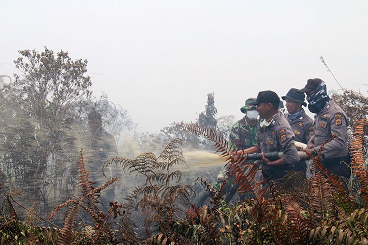 Polisi padamkan kebakaran lahan gambut dengan menggunkan mesin pompa air di kawasan Desa Suak Raya, Kecamatan Johan Pahlawan, Kabupaten Aceh Barat, Sabtu (26/08/17)