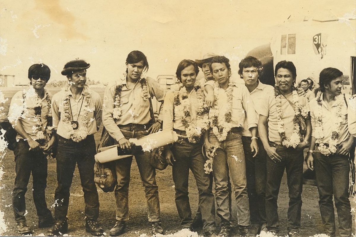 Penyambutan kepulangan tim Ekspedisi Irian Barat, Papua tahun 1971 di Bandara Halim Perdanakusuma, Jakarta. Ekspedisi Irian Barat merupakan kegiatan ekspedisi Mapala UI yang mencatatkan diri sebagai tim sipil pertama menjejakkan kaki di Puncak Jayawijaya. Mapala UI sebagai salah satu pelopor pencinta alam di Indonesia, memiliki foto-foto yang menjadi bagian sejarah kepencintaalaman di Indonesia