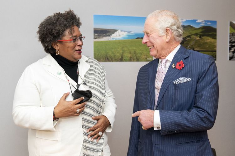 Pangeran Charles dari Inggris (kanan) dan Perdana Menteri Barbados Mia Amor Mottley (kiri) dalam pertemuan bilateral di sela-sela konferensi iklim COP26 Glasgow, Skotlandia, 1 November 2021.