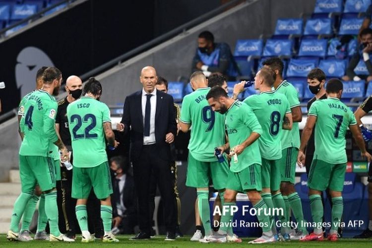 Pelatih Real Madrid, Zinedine Zidane, mendampingi anak asuhnya kalah bertamu ke markas Espanyol, pada Senin (29/6/2020) dini hari WIB. 