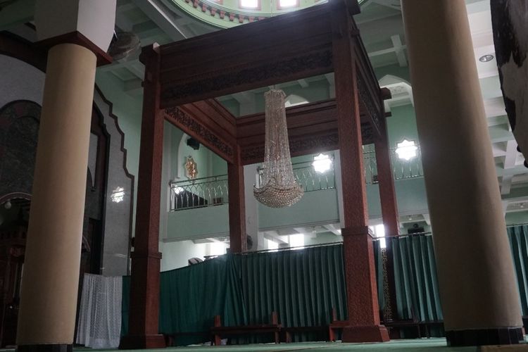 Tampak dalam masjid Bungkuk, Kelurahan Pagentan, Kecamatan Singosari, Kabupaten Malang, Jawa Timur.