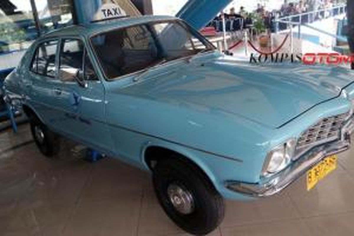 Holden Torana 1972, taksi pertama Blue Bird, kini dipamerkan di Museum Transportasi Indonesia di Taman Mini Indonesia Indah.