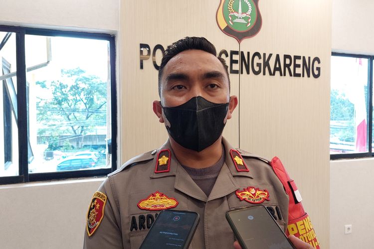 Kapolsek Cengkareng, Kompol Ardhie Demastyo menyiagakan 15 personel untuk melakukan patroli di Komplek Permata Kedaung Kali Angke atau yang dikenal sebagai Kampung Ambon, Cengkareng, Jakarta Barat.