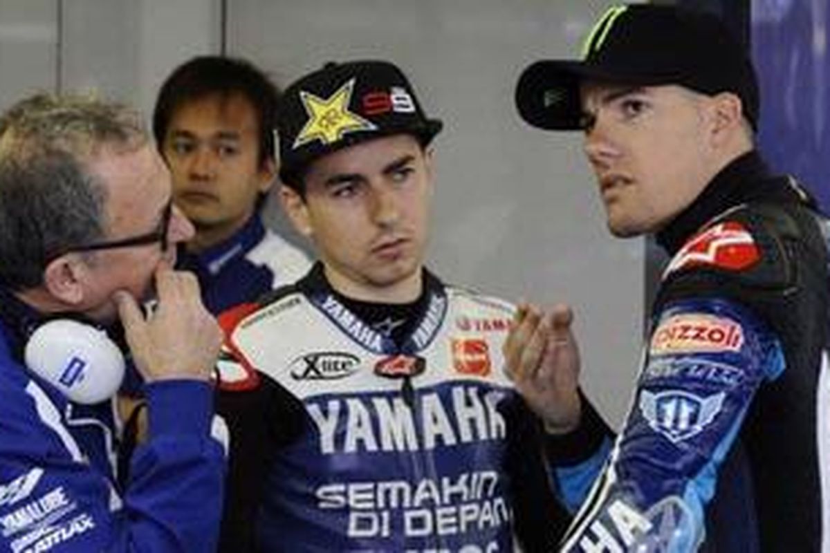 Dua pebalap Yamaha, Jorge Lorenzo (tengah), dan Ben Spies (kanan).