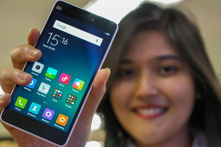 Ponsel Xiaomi Mi 4i menggunakan body berbahan plastik polikarbonat