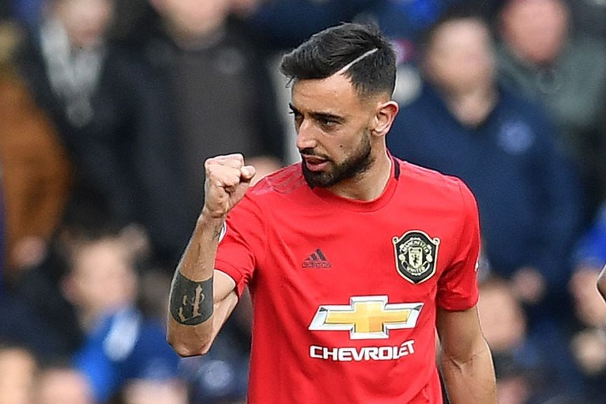 Gelandang asal Portugal, Bruno Fernandes, melakukan selebrasi usai mencetak gol penyama kedudukan pada laga Everton vs Man United di Stadion Goodison Park, Minggu (1/3/2020).