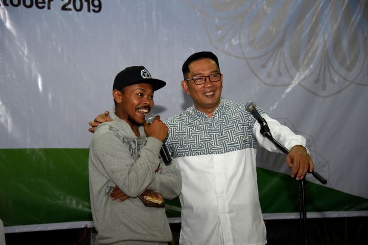 Kushenryk Napiana, salah satu warga Jawa Barat (Jabar) yang pulang dari Wamena Papua, berbincang dengan Gubernur Jabar Ridwan Kamil di Gedung Pakuan Kota Bandung, Rabu (9/10/19).