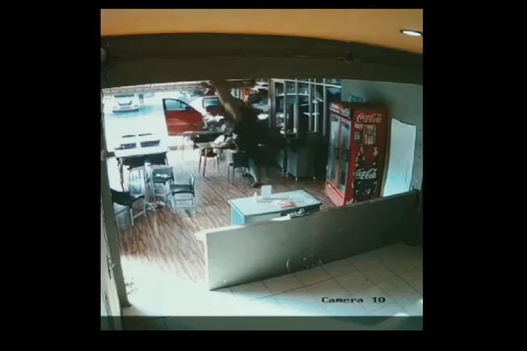 Tangkapan layar mobil menerobos cafe dan menabrak wanita bersama balita