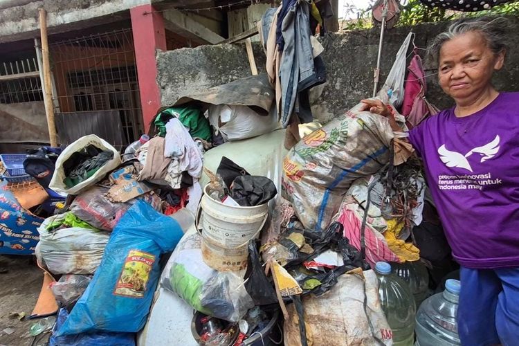 Pasutri yang Rumahnya Penuh Sampah di Depok Juga Kesulitan Air Bersih, Kadang Minta Tetangga
