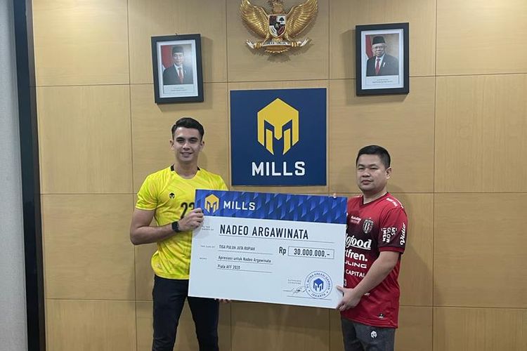 Nadeo Argawinata saat menerima bonus dari sponsor timnas Indonesia, Mills.