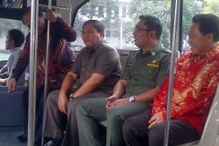 Wali Kota Bandung Ridwan Kamil mencoba armada bus Damri yang akan menggratiskan penumpang pelajar di hari Senin dan Kamis. 