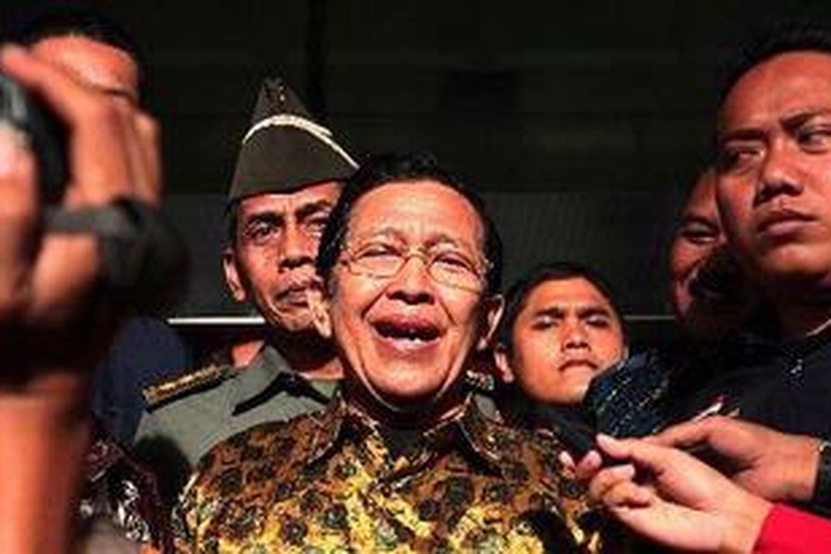 Mantan Mendagri, Hari Sabarno (tengah), usai diperiksa penyidik KPK, di kantor KPK, Jakarta Selatan, Jumat (25/3/2011). Hari ditahan karena diduga terkait korupsi pengadaan mobil pemadam kebakaran di sejumlah daerah pada tahun 2002-2005. 