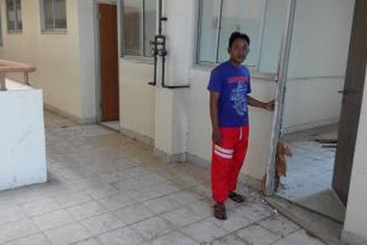 Waristo (35), warga Blok D rusunawa Cipinang Besar Selatan, Jatinegara, Jakarta Timur, saat menunjukkan kondisi kusen pintu di unit Blok E, Rabu (26/8/2015).