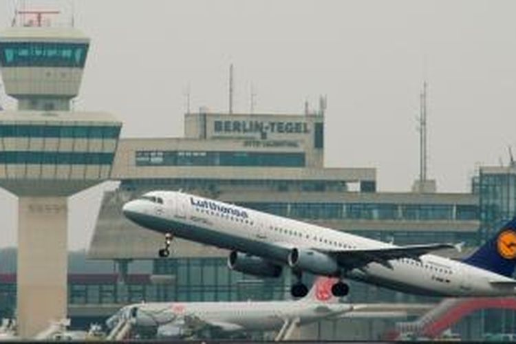 Sebuah pesawat milik maskapai penerbangan Lufthansa lepas landas dari bandara internasional Tegel, Berlin akhir  bulan lalu. Sejak Selasa (1/4/2014) tengah malam para pilot Lufthansa mogok menuntut gaji dan pensiun yang lebih baik mengakibatkan lebih dari 3.800 penerbangan dibatalkan.