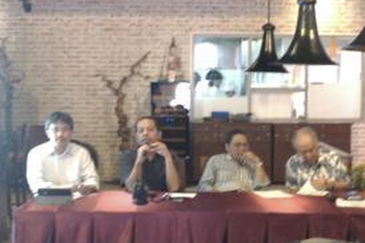 Koordinator Komite Pemilih Indonesia, Jeirry Sumampow (kiri), Direktur Eksekutif Indo Barometer, M Khudori (tengah), dan Peneliti LIPI, Indria Samego (kanan) saat melakukan diskusi dengan tema 