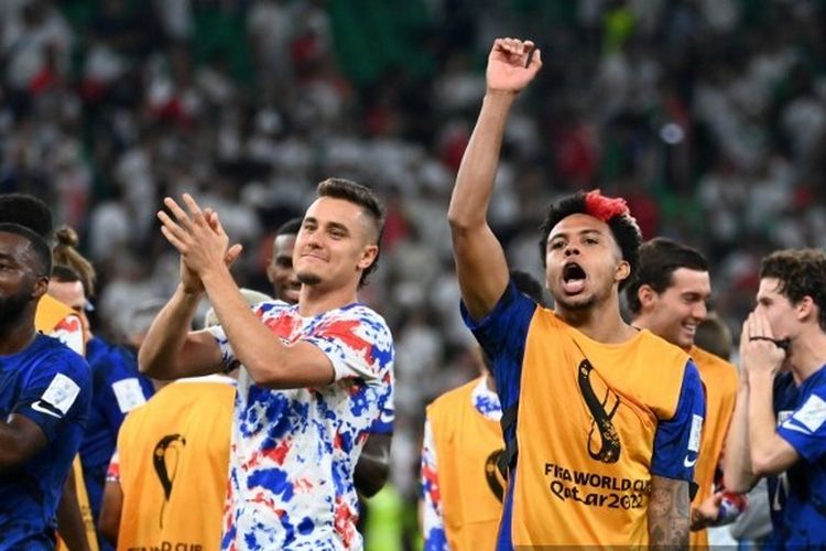 Para pemain timnas Amerika Serikat merayakan kemenangan 1-0 atas Iran di Al Thumama Stadium, Doha, Qatar, pada matchday terakhir Grup B Piala Dunia 2022, Rabu (30/11/2022) dini hari WIB. Kemenangan 1-0 atas Iran mengantar Amerika Serikat lolos ke 16 besar Piala Dunia 2022 Qatar.