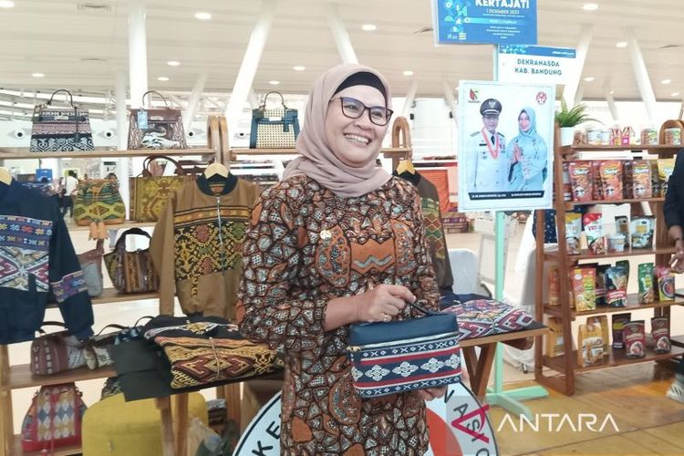 Bupati Indramayu Nina Agustina saat memperlihatkan produk UMKM. 
