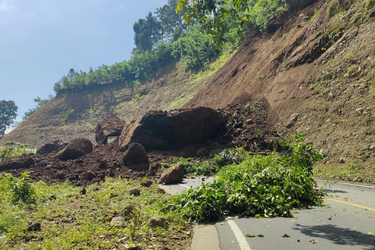 Batu besar tutup jalur piket nol Lumajang, Jumat (28/2/2025)