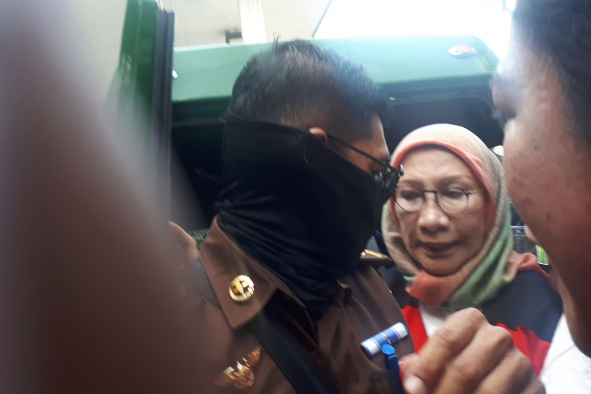 Tersangka kasus penyebaran berita bohong atau hoaks, Ratna Sarumpaet tiba di Pengadilan Negeri Jakarta Selatan, Kamis (28/2/2019) pukul 08.50 WIB. 