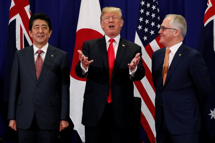 Presiden Amerika Serikat Donald Trump mengadakan pertemuan trilateral dengan Perdana Menteri Jepang Shinzo Abe dan Perdana Menteri Australia Malcolm Turnbull di sela-sela KTT ASEAN di Manila, Filipina, Senin (13/11/2017)