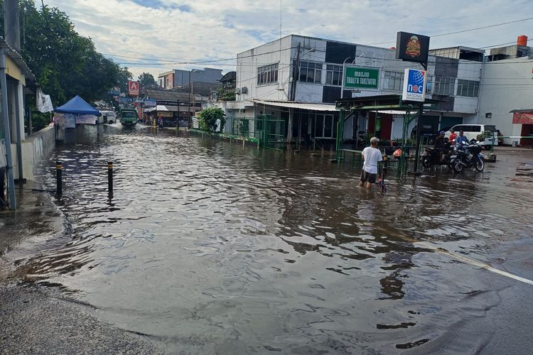 Jalan Ceger Raya Tangsel Terendam Banjir 30 Cm, Pemotor Pilih Putar Balik