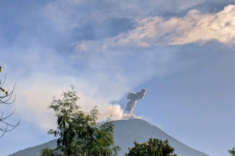 Gunung Ile Lewotolok Kembali Meletus Disertai Gemuruh Kuat