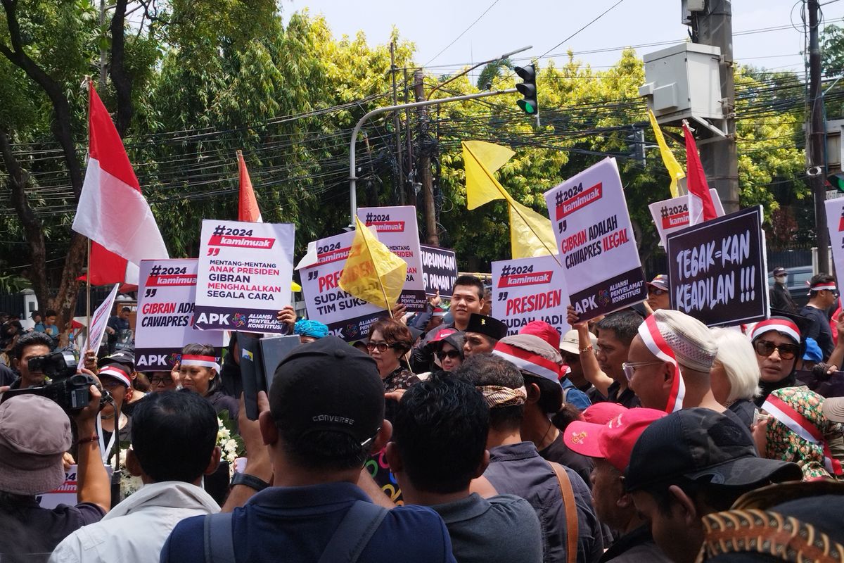 Ratusan massa gelar aksi di kawasan kantor KPU RI, Menteng, Jakarta Pusat, Senin (13/11/2023). (KOMPAS.com/XENA OLIVIA)