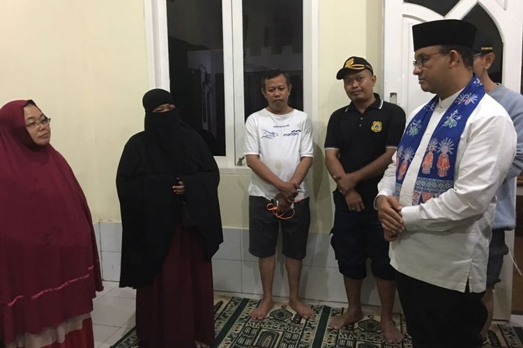 Anies Baswedan bertemu keluarga Ridwan, warga yang tewas ketika banjir di Cipete Utara, Jakarta Selatan, Kamis (19/10/2017).