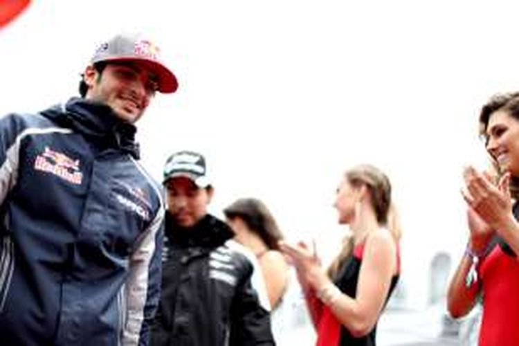 Pebalap Toro Rosso asal Spanyol, Carlos Sainz, berjalan dalam parade pebalap jelang balapan GP Kanada di Sirkuit Gilles-Villeneuve, Minggu (12/6/2016).