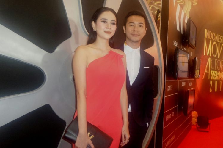 Aura Kasih dan Sandy Thema dalam malam penghargaan Indonesian Movie Actors Awards 2017 yang digelar di Plenary Hall MNC News Center, Jakarta Pusat, Kamis (18/5/2017) malam.