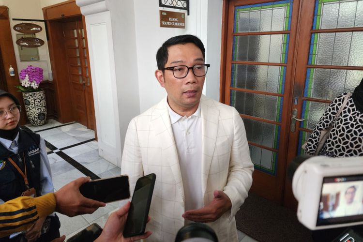 Gubernur Jawa Barat Ridwan Kamil saat diwawancarai awak media di Gedung Sate, Kota Bandung, Jawa Barat, Senin (19/6/2023).