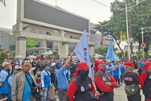 Buruh Demo di Depan Gedung DPRD DKI, Tutupi Ruas Jalan Kebon Sirih Jakpus