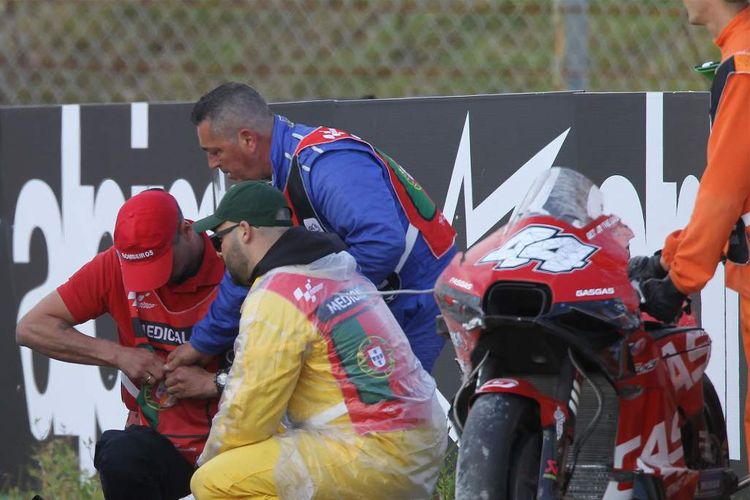 Pol Espargaro mengalami kecelakaan fatal saat sesi latihan bebas FP2 MotoGP Portugal hingga mengalami banyak patah tulang
