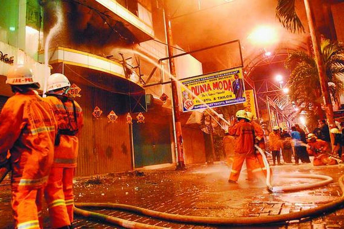 Sejumlah petugas pemadam kebakaran berjuang memadamkan api di sebuah toko tekstil di kompleks pertokoan Pasar Baru, Jakarta beberapa waktu lalu. Petugas pemadam kebakaran baru ada di Batavia pada awal abad 20. Sebelum itu, petugas pemadam disebut anak pompa, mereka sesungguhnya adalah pemuda pengangguran yang belum bayar pajak yang terikat dalam kelompok-kelompok di setiap kampung. 