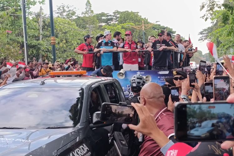 Keseruan Parade MotoGP di Mataram, Marc Marquez Naik Trailer Lampaq dan Sapa Ribuan Warga
