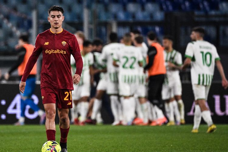 Reaksi Paulo Dybala setelah Sassuolo mencetak gol keempat dalam pertandingan melawan AS Roma di Stadion Olimpico, Senin (13/3/2023) dini hari WIB. Duel Roma vs Sassuolo pada pekan ke-26 Liga Italia 2022-2023 berakhir dengan skor 3-4. (Foto oleh Tiziana FABI / AFP)