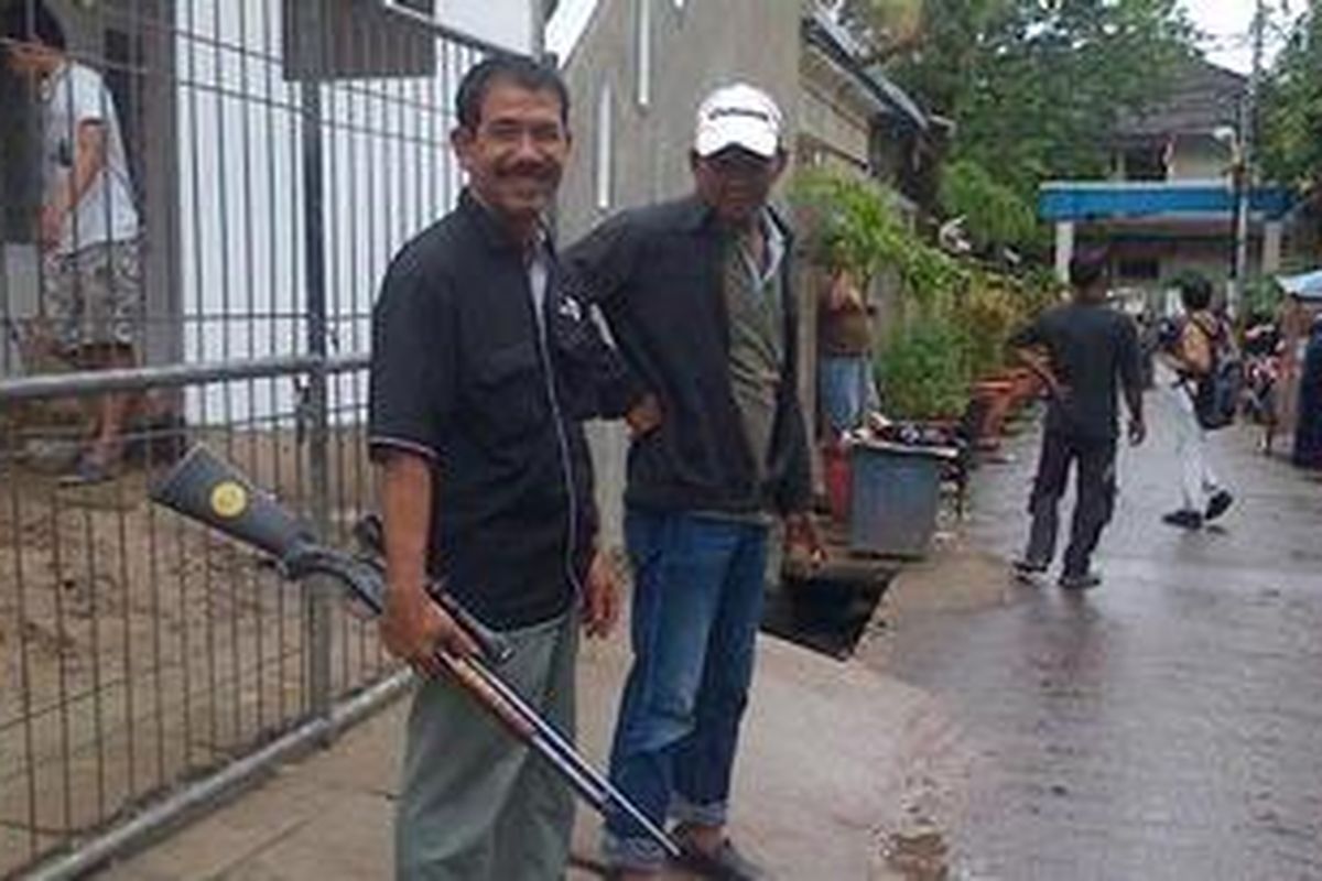 Samsu, warga jati pulo, RT 10 RW 1, Palmerah, Jakarta Barat yang tengah memburu monyet di Katalia Utara. Ia ikut memburu karena tertantang untuk bisa menjatuhkan monyet tersebut.