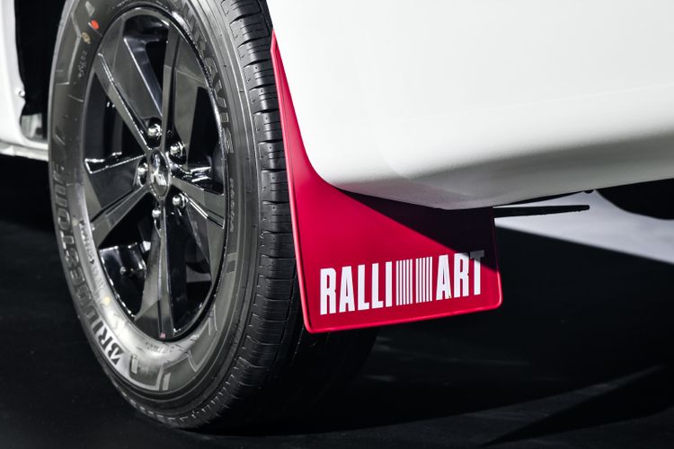 Mud flap lansiran Ralliart pada Mitsubishi Triton